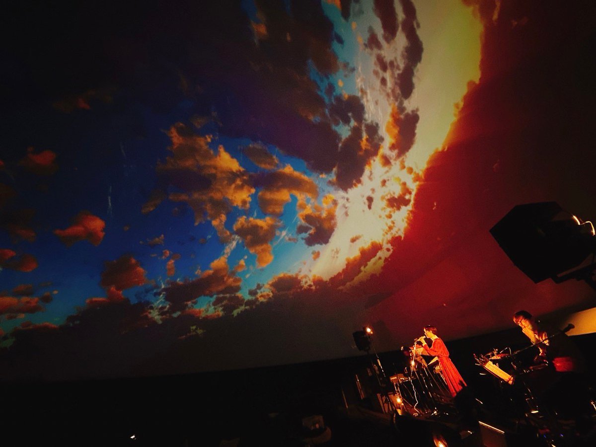 moumoon726YUKA's tweet photo. 満月おめでとう🌕
LIVE in the DARK 東京公演。
特別な時間を皆と過ごせたこと、本当にしあわせでした。寒い中会場へお越し頂いた皆様、本当にありがとうございました🤍

そしてきょうも素晴らしい音を奏でてくれたejiちゃん、サミーさんに感謝🫧

次は2月3日の福岡で☺️！

#moumoon #liveinthedark https://t.co/U79opWWtiu