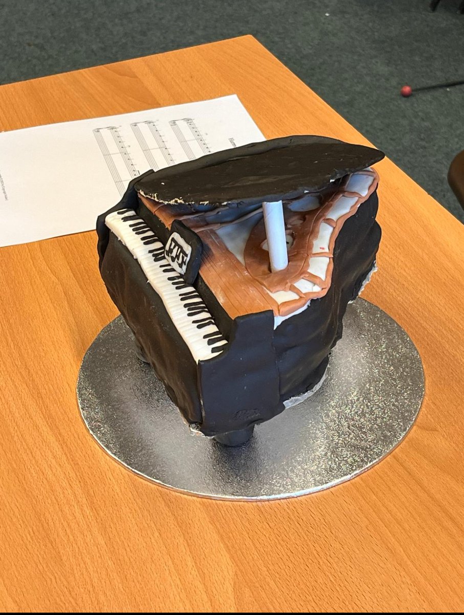 Year 13 are back with a new round of cake Friday and what a first entry!! Oksana has kicked 2024 off with an impressive piano cake!! Well done! ❤️🎵