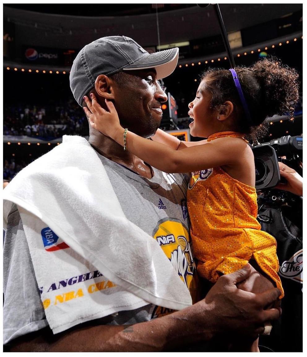 originaljlow20's tweet image. 1-26-20 💛💜 #mambaout