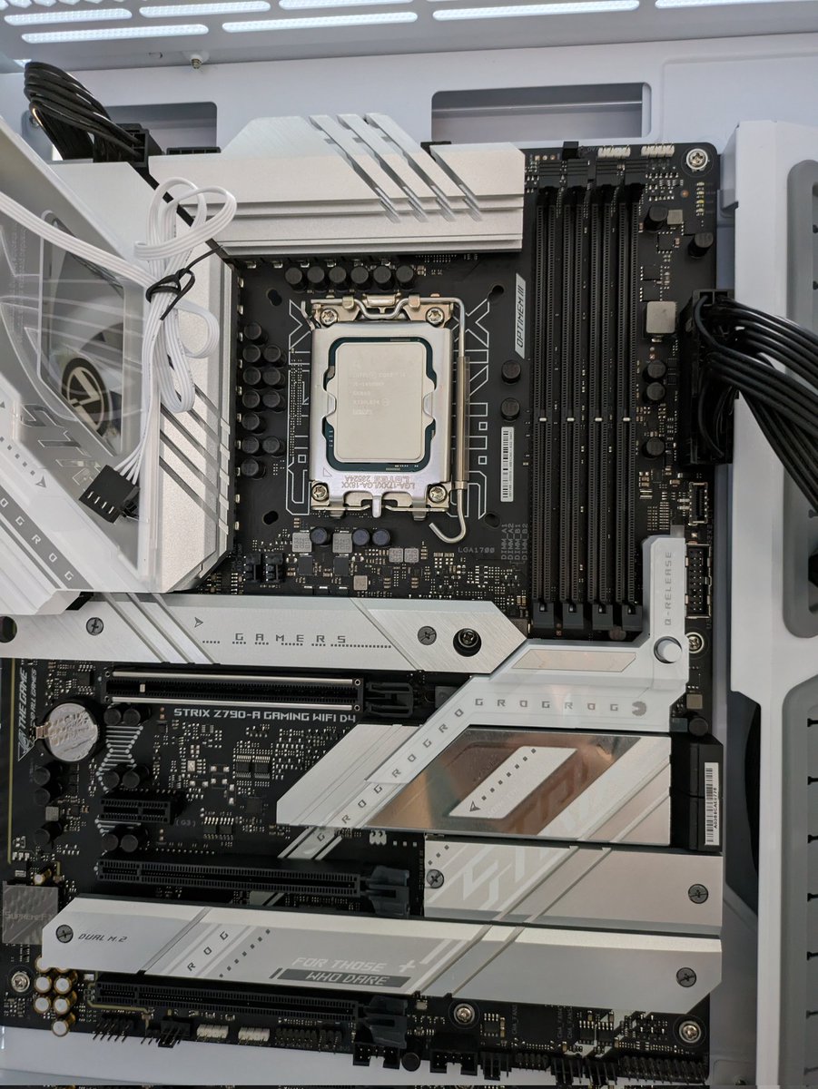 Montamos el Intel i9 14900KF con los últimos componentes disponibles. En App informática ensamblamos los mejores equipos gaming personalizados para el disfrute de nuestros clientes