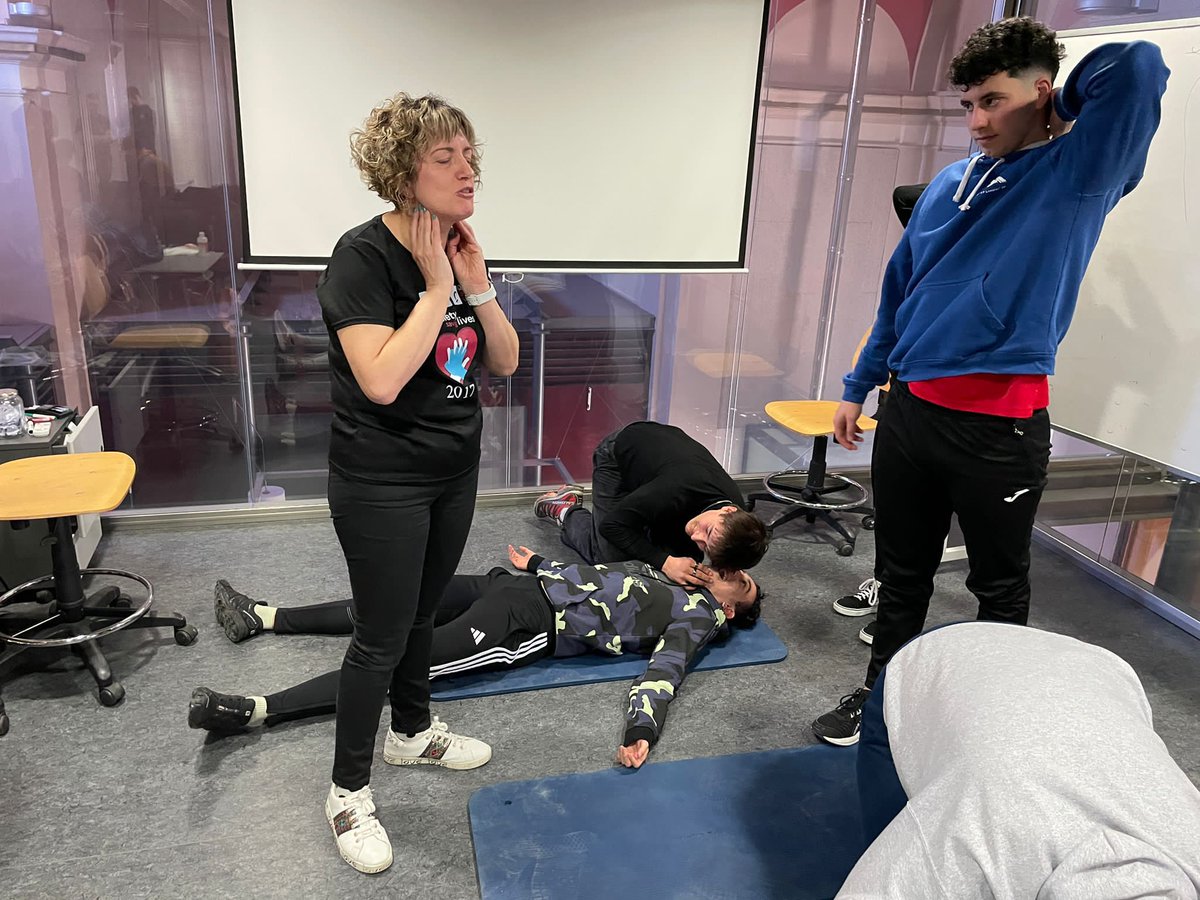 Seguimos con la enseñanza de #RCP
Esta vez en el IES Sierra de Leire de Lumbier
Salvar vidas esta en tus manos!!
<a href="/jlclint/">Clint Jean Louis</a> <a href="/AEDTrainingBox/">AED Training Box</a>