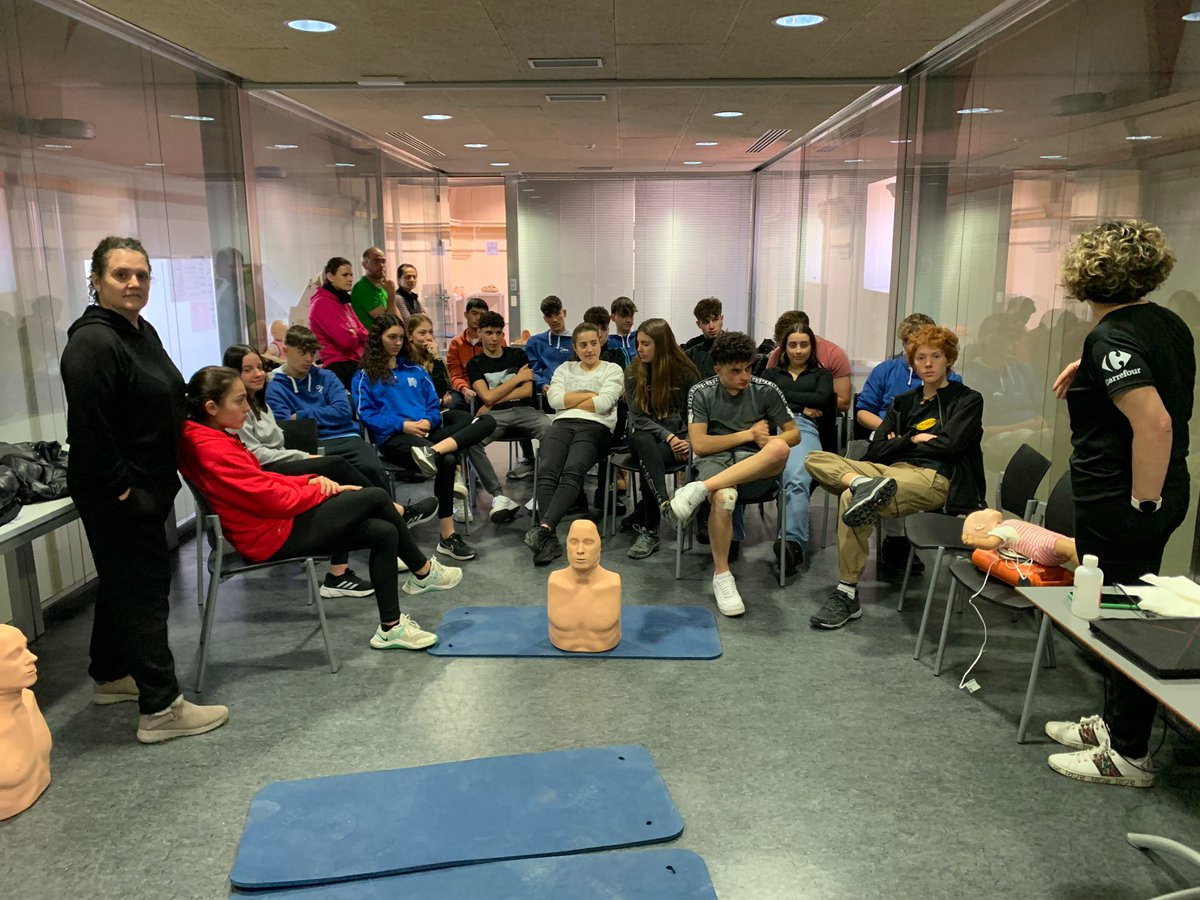 elabcsalvavidas's tweet photo. Seguimos con la enseñanza de #RCP
Esta vez en el IES Sierra de Leire de Lumbier
Salvar vidas esta en tus manos!!
@jlclint @AEDTrainingBox https://t.co/36mIYzC4lI