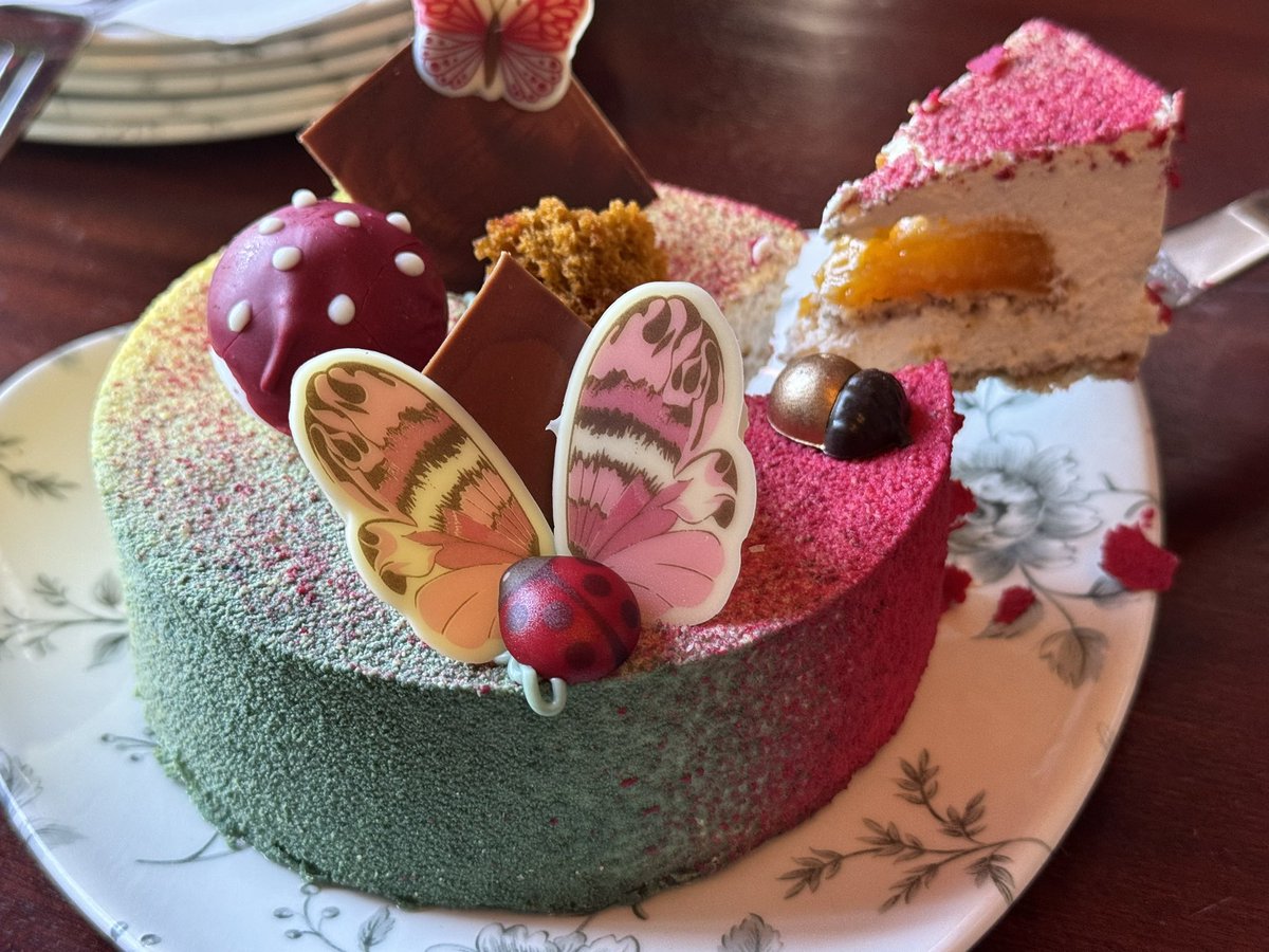 Wir haben den neuen „Symphony of Colours“ Cake in Victorias Home-Style Restaurant probiert. 

Er ist u.a. gefüllt mit einer Pfirsich Mousse. Aprikosen, Baiser und Bisquit. Außerdem ist er schön garniert. Er kostet 15€.

Fazit: lecker 😋 😋😋😋

#disneylandparis