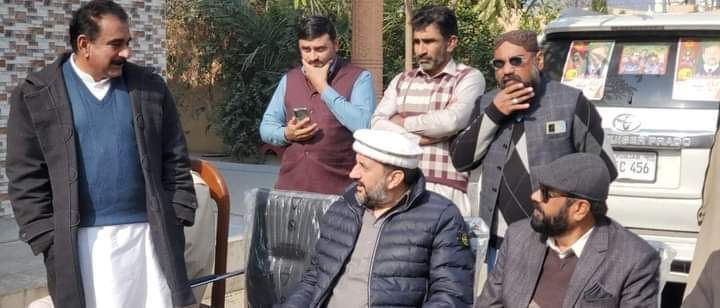 InsafTVPunjab's tweet photo. میانوالی پاکستان تحریک انصاف کے نامزد امید وار برائے قومی اسمبلی بیرسٹر عمیر خان نیازی اور امید وار برائے صوبائی اسمبلی ملک ممتاز اسڑ کی کندیاں آمد
اس موقع پر ملک امان اللہ بڈھے خیل کندی ملک آصف کندی 1/2
#فروری8_عوامی_ریفرنڈم
#NA90
#PP88 https://t.co/Y2NtykcQmh