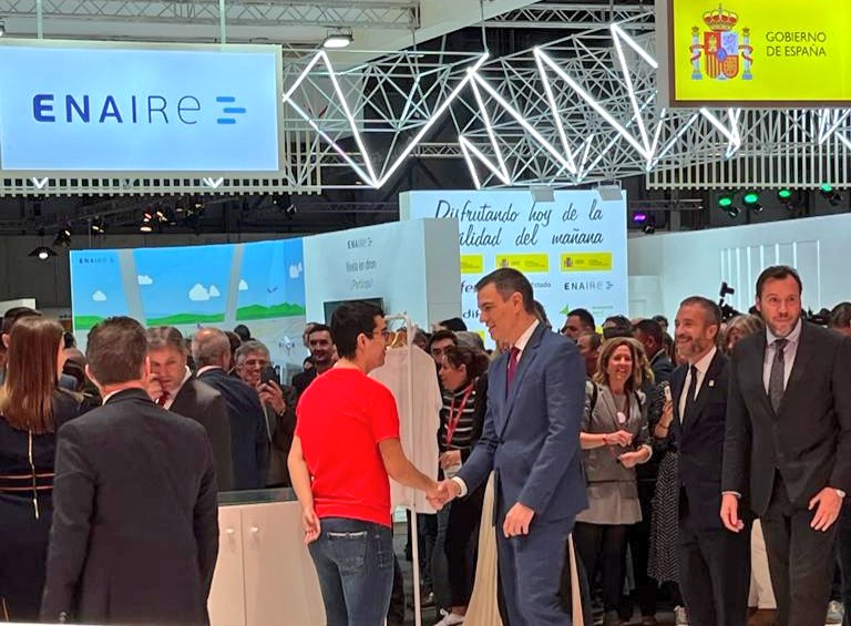 El presidente del Gobierno, Pedro Sánchez, ha visitado el stand de @Iberia en #FITUR2024 donde ha saludado a nuestros alumnos con discapacidad intelectual bit.ly/enveraibfitur24 Gracias por el apoyo a la inclusión 🙌 @sanchezcastejon