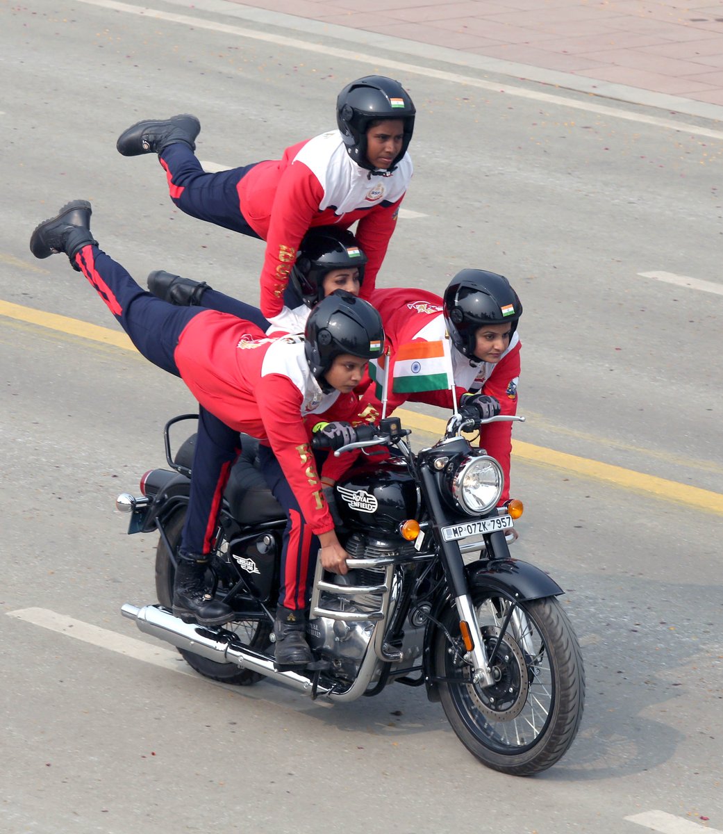 SpokespersonMoD's tweet photo. Hats off! Women #DareDevils, dazzled with their daring motorcycle stunts this #RepublicDay2024. Breaking stereotypes and redefining thrill, these women riders are unstoppable!

 #WomenDaredevils

@rashtrapatibhvn
@PMOIndia
@rajnathsingh
@giridhararamane
@HQ_IDS_India
@adgpi https://t.co/tmKoHFmYBQ