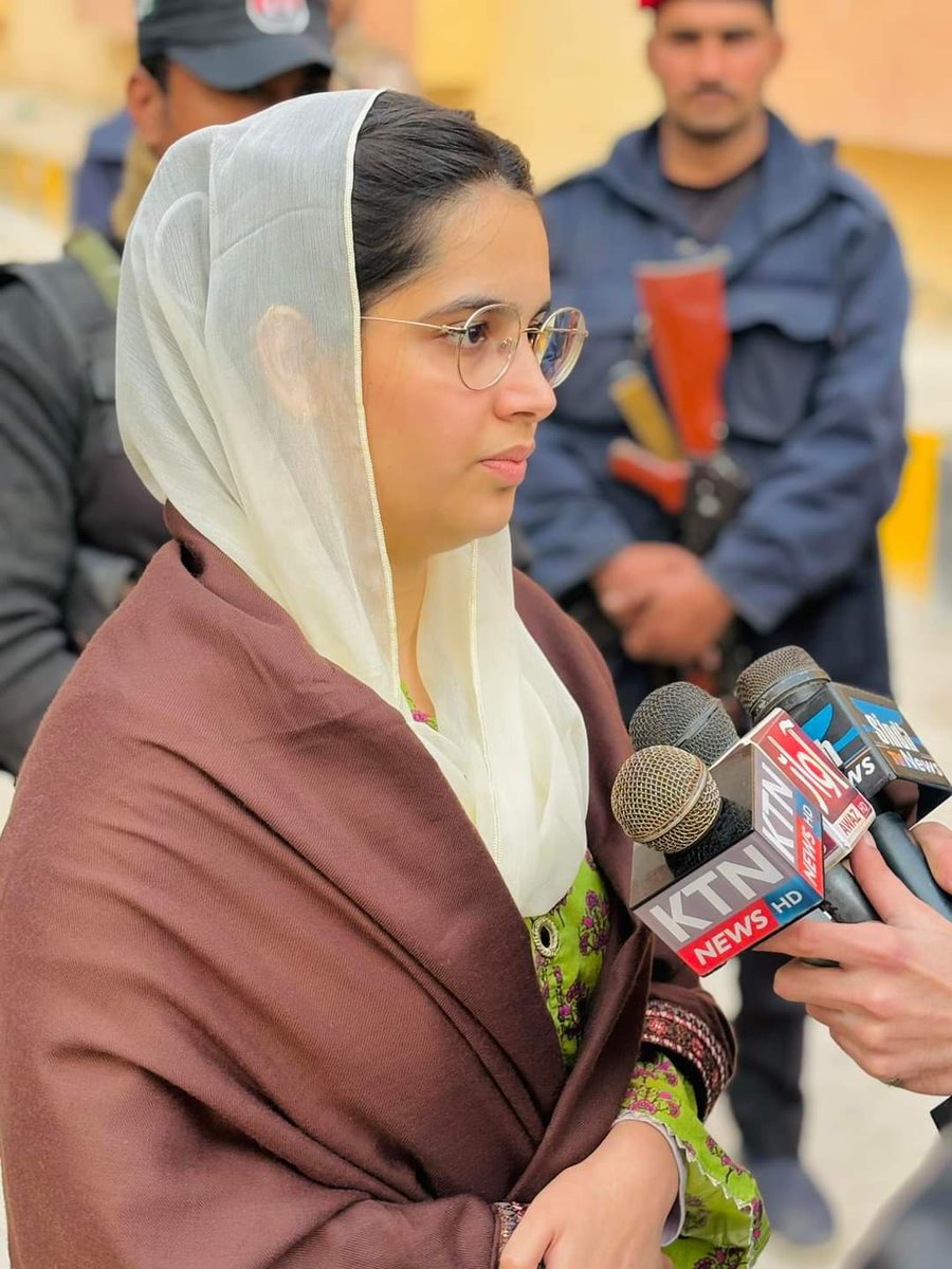 میرے والد صاحب دادا اور چچا جان کے قتل کیس کی سماعت ماڈل کرمنل ٹرائل کورٹ دادو  میں ہوئی آج الحمداللہ تیسرے چشمدید گواہ کی گواہی مکمل ہوئی 
کیس کی اگلی سماعت 10th فروری تک ملتوی کردی گئی میں خدا کے بعد قانون اور آئین کے آسرے طاقتور قاتل سرداروں کے خلاف مقدمہ لڑ رہی ہوں اسی امید