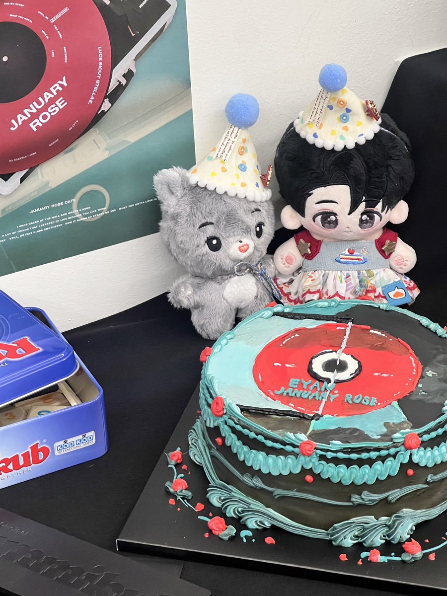o7zxw's tweet photo. 𝙏𝙤 𝙀𝙔𝘼𝙉, 𝙩𝙝𝙚 𝙧𝙤𝙨𝙚 𝙤𝙛 𝙅𝙖𝙣𝙪𝙖𝙧𝙮 🌹

의헌이 플라워샵 1일차 후기!!

자율 입장이라 근처 카페에서 기다리려고 가는 길에 문득 본 오빠의 까리한 등신대... 과몰입 가디언은 여기서 벗어나지 못하고 한참을 쳐다봣어요 ,,

#EYAN_IS_OUR_PRIDE
#생일_축하해요_항상_응원해요 https://t.co/aklxbG6PuW