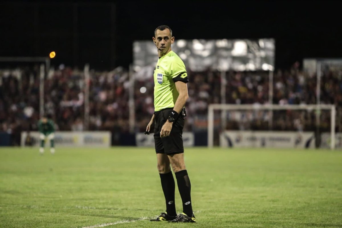 AM_1080's tweet photo. 🔴 Solicitarán a la Junta Municipal de la Ciudad de Luque que declare persona "no grata" a Blas Romero y Juan Gabriel Benítez

👉🏼 Por el polémico arbitraje en el duelo entre Libertad y Luqueño por el torneo Apertura.

👉🏼 La concejala liberal Francisca Franco presentará la solicitud el martes a las 09:00.

#AM1080 📻