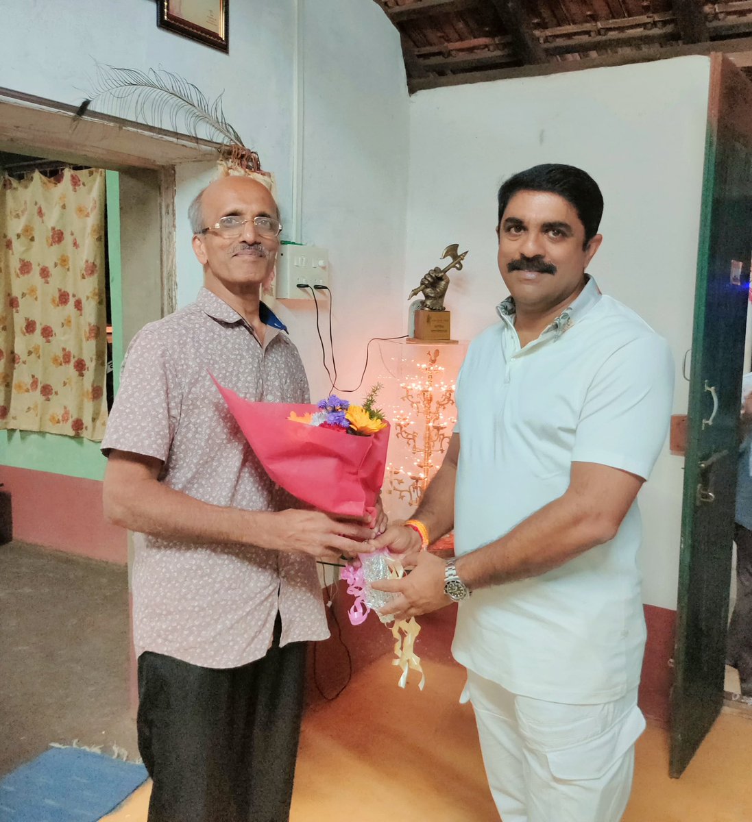 VijaiSardesai's tweet photo. Called on Shilwada Savoi-Verem's Sanjay Patil who will be conferred with Padma Shri in field of Agriculture. Had meaningful discussions with Patil , who is known for experimenting new ideas in agriculture especially water management and natural farming. Mr Sanjay Patil has made Goa proud and the award gives hope & recognition to the field of natural farming in the state which has to be taken forward for posterity