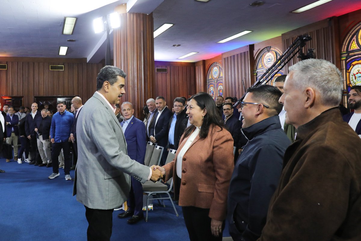 NicolasMaduro's tweet photo. Tuve una excelente reunión de trabajo con el Consejo Federal de Gobierno, en la que revisamos los métodos y las acciones para atender los problemas del pueblo y buscar soluciones innovadoras, creativas y sustentables como lo dicta la Constitución. https://t.co/6eXEACDa0v