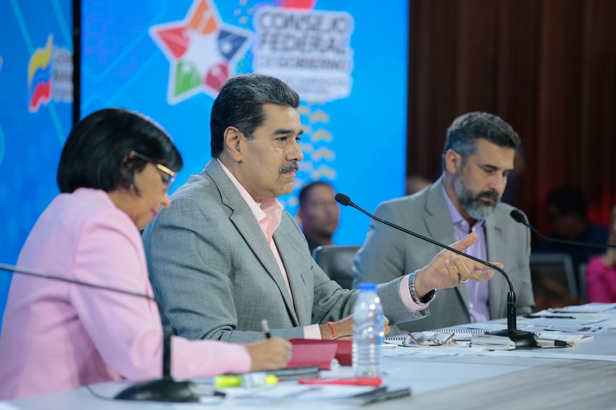 NicolasMaduro's tweet photo. Tuve una excelente reunión de trabajo con el Consejo Federal de Gobierno, en la que revisamos los métodos y las acciones para atender los problemas del pueblo y buscar soluciones innovadoras, creativas y sustentables como lo dicta la Constitución. https://t.co/6eXEACDa0v