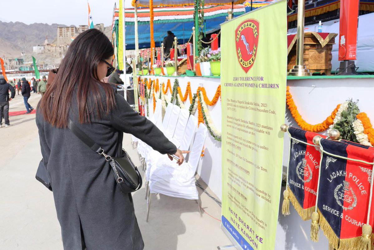 LehPolice's tweet photo. To generate awareness on #NayeBharatkeNayeKanoon, standees displayed by District Police Leh as part of the 75th Republic Day Celebration held at Pologround, Leh.
#DistrictPoliceLeh #ServiceAndCourage #RepublicDay2024 https://t.co/KTiXlqKvHv