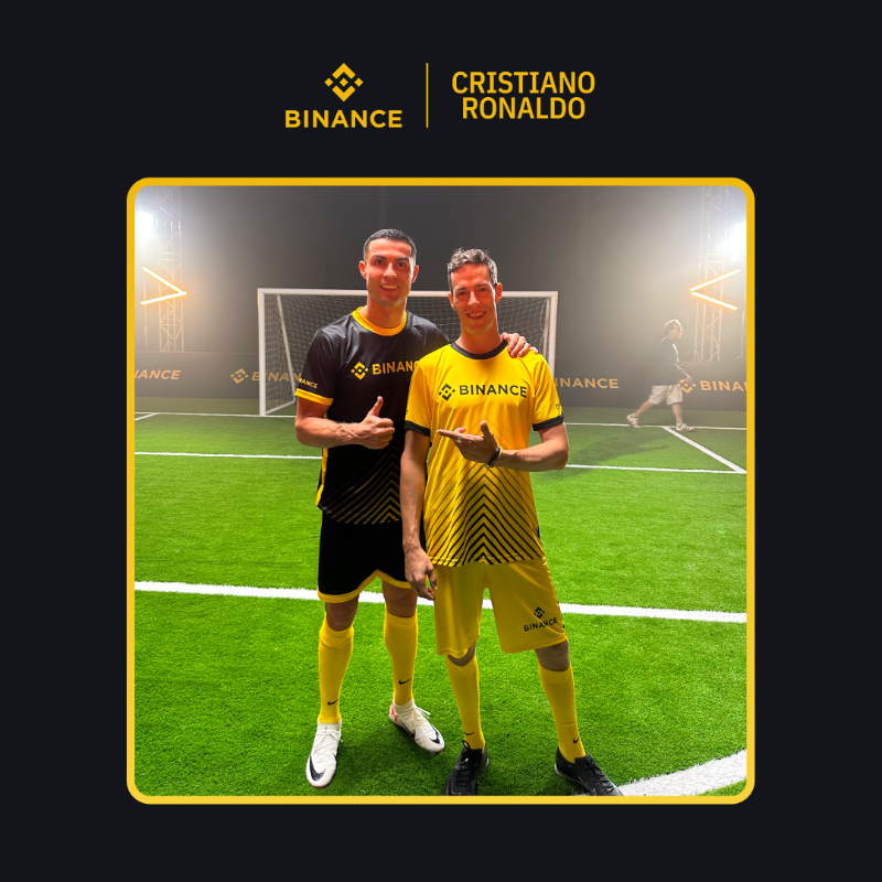 binance's tweet photo. Meeting @Cristiano Ronaldo.

As you'd guess, it's a pretty incredible experience.

Here's a look at the holders of the rarest ForeverCR7 NFTs making it a reality 👉