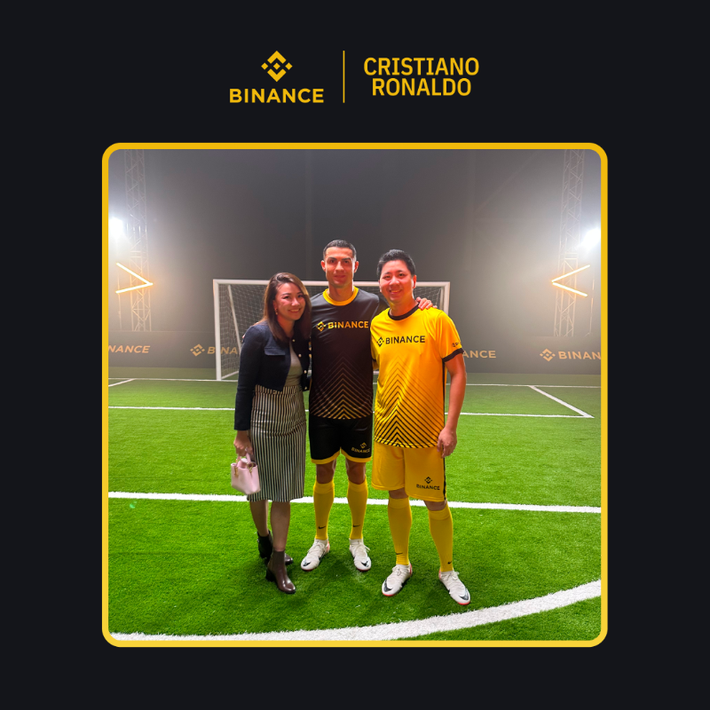 binance's tweet photo. Meeting @Cristiano Ronaldo.

As you'd guess, it's a pretty incredible experience.

Here's a look at the holders of the rarest ForeverCR7 NFTs making it a reality 👉