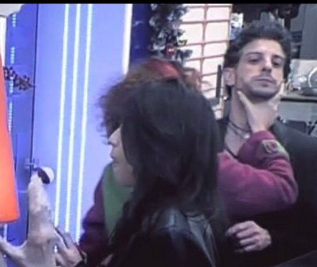Ale74226567's tweet photo. @barchiexxjiara Ti correggo l'unica che ha alzato le mani è bea https://t.co/zaoHPN3eC7