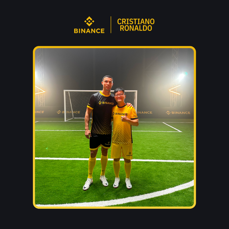 binance's tweet photo. Meeting @Cristiano Ronaldo.

As you'd guess, it's a pretty incredible experience.

Here's a look at the holders of the rarest ForeverCR7 NFTs making it a reality 👉