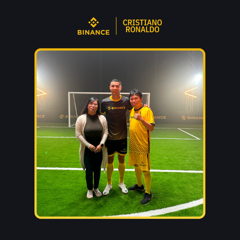 binance's tweet photo. Meeting @Cristiano Ronaldo.

As you'd guess, it's a pretty incredible experience.

Here's a look at the holders of the rarest ForeverCR7 NFTs making it a reality 👉