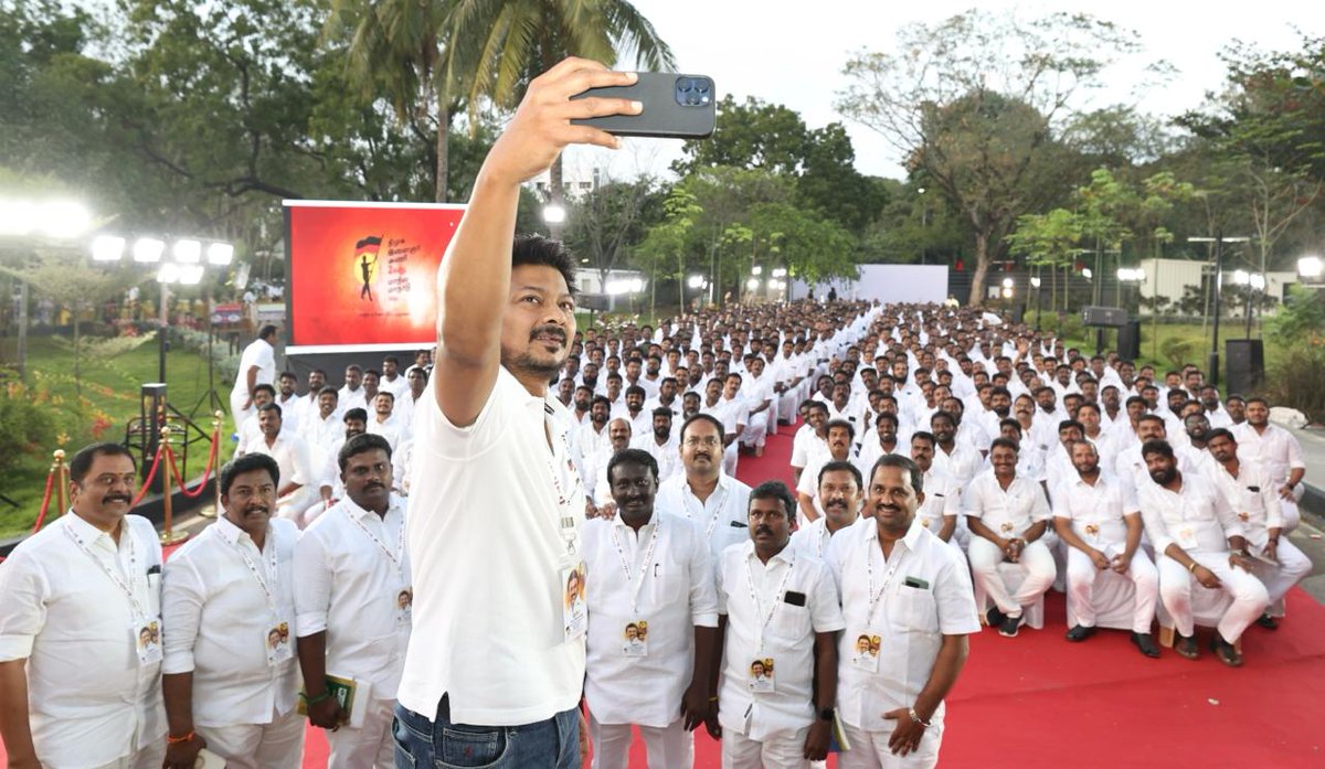 Udhaystalin's tweet photo. நம் @dmk_youthwing-ன் 2 ஆவது மாநில மாநாட்டின் மாபெரும் வெற்றியைத் தொடர்ந்து, இளைஞரணியின் அடுத்தக்கட்டப் பணிகளை மேற்கொள்வது தொடர்பாக, மாவட்ட - மாநகர - மாநில அமைப்பாளர்கள், துணை அமைப்பாளர்கள் ஆலோசனைக் கூட்டத்தில் இன்று பங்கேற்றோம்.

இளைஞரணி மாநாட்டுக்கான அறிவிப்பு வெளியான நாள் முதல், மாநாட்டு நாள் வரை நம் மாநில உரிமை மீட்பு மாநாட்டின் வெற்றிக்காக அயராது உழைத்த இளைஞரணி நிர்வாகிகள் உள்ளிட்ட அனைவருக்கும் அன்பையும், நன்றியையும் தெரிவித்து, நினைவுப் பரிசை வழங்கினோம். 

“மாநாட்டில் நிறைவேற்றப்பட்ட 25 தீர்மானங்களையும் பட்டிதொட்டியெங்கும் கொண்டு செல்வோம். மாநாடு நிறைவுற்றாலும், நம் பணிகள் இன்னும் நிறைவுறவில்லை. இளைஞரணி மாநாட்டின் வெற்றி, 2024 மக்களவைத் தேர்தலிலும் எதிரொலிக்கும் வகையில் அயராது உழைப்போம்” என உரையாற்றினோம். 
#கழக_இளைஞரணி_மாநாடு
