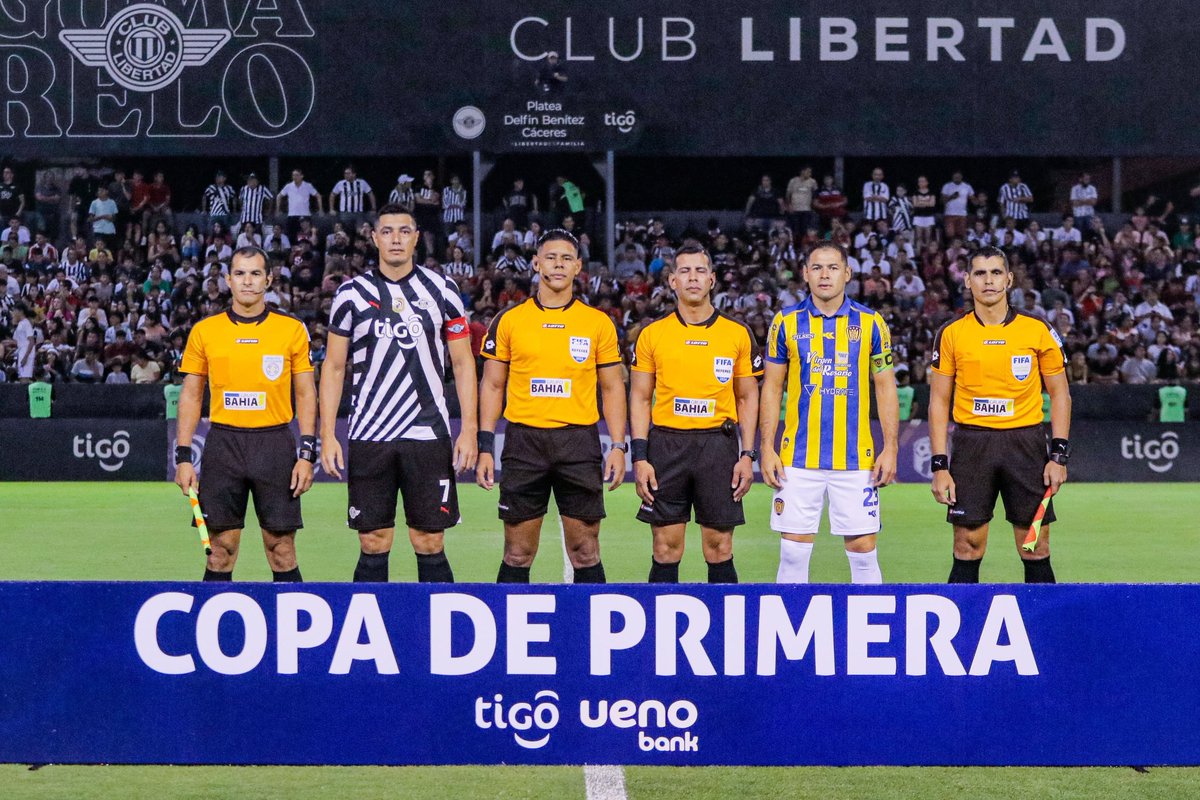 AM_1080's tweet photo. 🔴 Solicitarán a la Junta Municipal de la Ciudad de Luque que declare persona "no grata" a Blas Romero y Juan Gabriel Benítez

👉🏼 Por el polémico arbitraje en el duelo entre Libertad y Luqueño por el torneo Apertura.

👉🏼 La concejala liberal Francisca Franco presentará la solicitud el martes a las 09:00.

#AM1080 📻