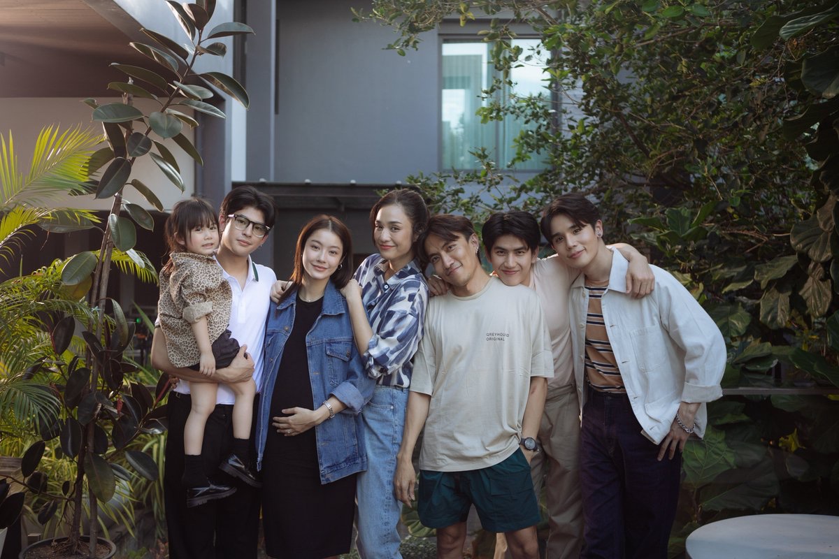 LastTwilightTH's tweet photo. Family Portrait 🤍
#LastTwilightSeriesFinalEP
@jimmyyjp_ @Sea_tawinan @mmarkpkk @NamtanTipnaree @backaof https://t.co/3xaz0uysZ5
