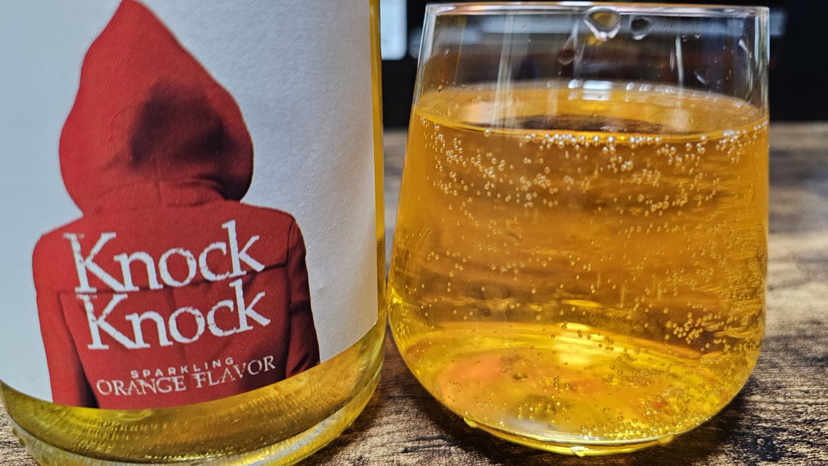 nagasakigourme's tweet photo. カッコいい、ラベルのスパークリングワイン
スペイン産、オレンジフレーバー 980円
#knockknock #likeawolf #wine #ワイン https://t.co/1ZDg4eehWa