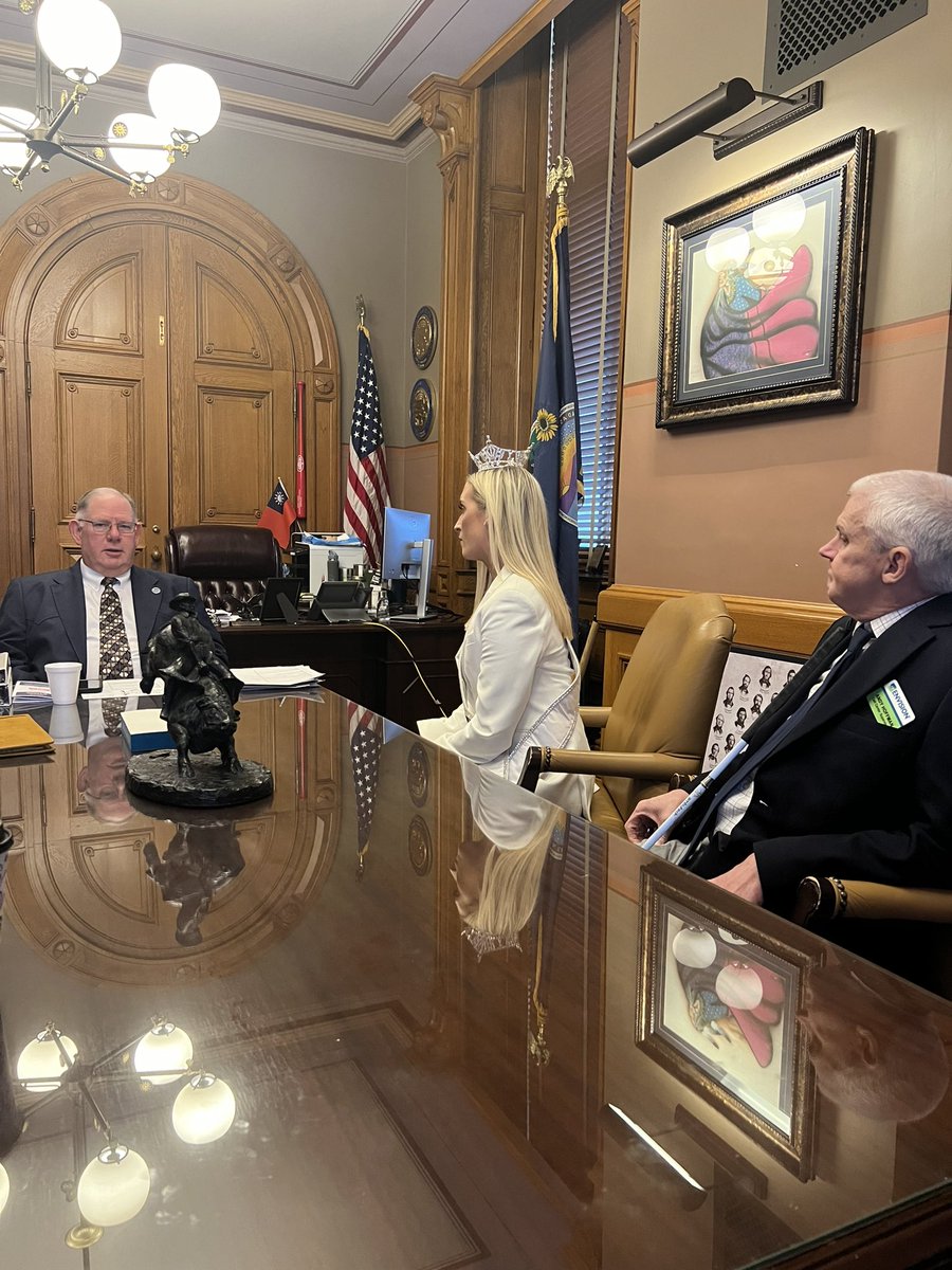 Miss Kansas tweet media