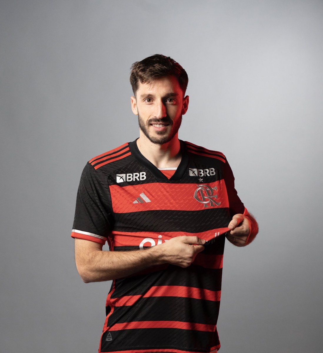 Flamengo's tweet photo. Viña de MENGO! 

Caiu bem o novo Manto 1 no nosso reforço! 🇺🇾

#ViñaVeio 

📸: Igor Coelho https://t.co/mvbcPKRb5k