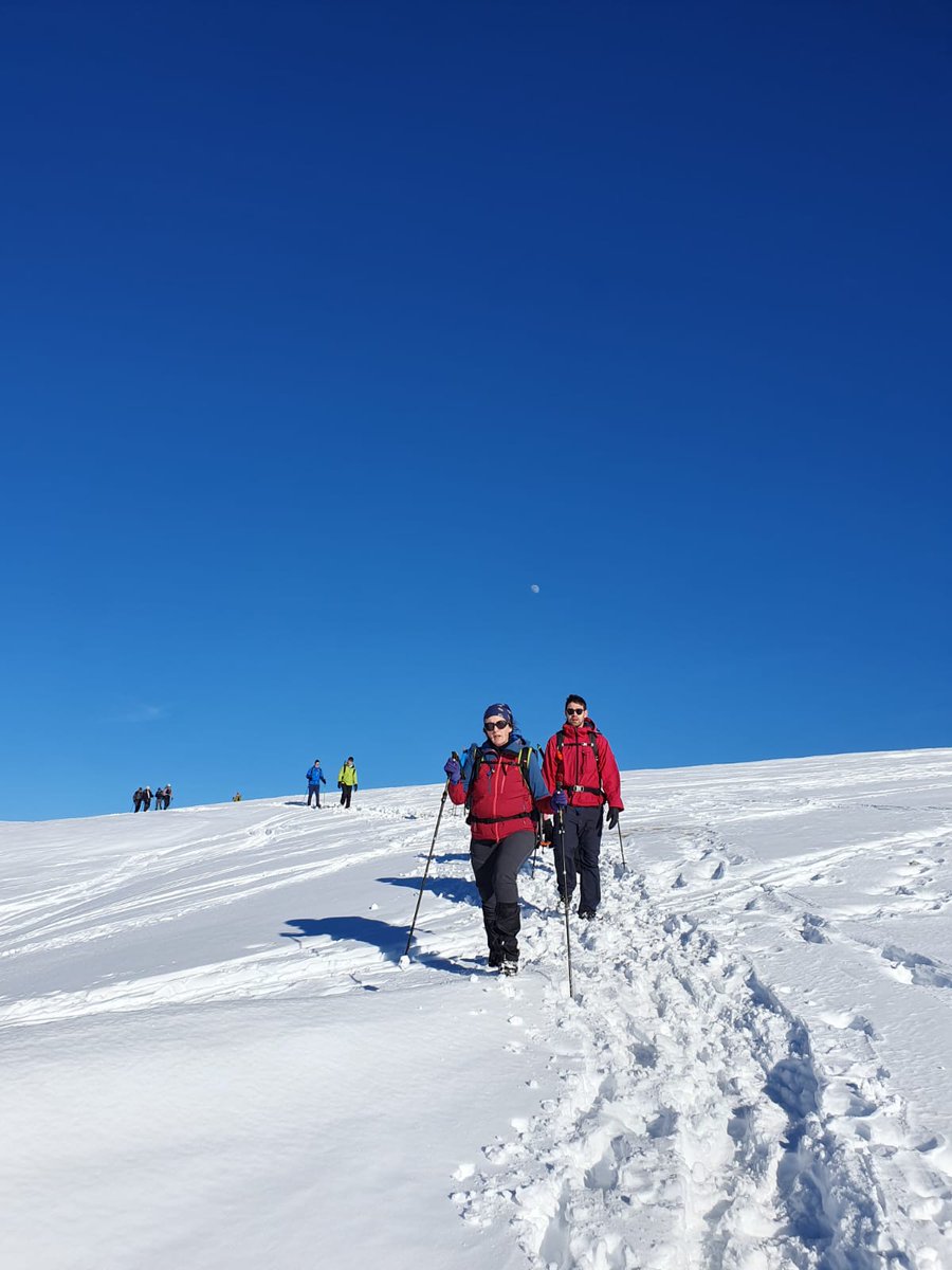 A tope con el Trofeo Invernal de este 2024. Ya vamos por la segunda salida a la que corresponden estas imágenes: recorrido lineal desde La Isla, en Rascafría, pasando por Valhondillo, Cabezas de Hierro y Cotos. #trangoworld #taketheotherway 👣