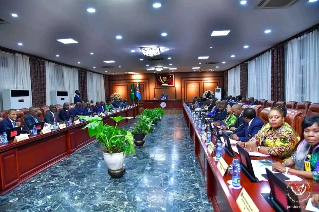 LordMilandu's tweet photo. RDC : Le Président Félix Antoine Tshisekedi préside, ce vendredi 26 Janvier, la toute première réunion du Conseil des ministres depuis son investiture et la dernière avec les ministres élus qui devront rejoindre l'Assemblée Nationale dès ce Lundi 29 janvier. 
#Gaza #Palestine https://t.co/T1spp5iqoc