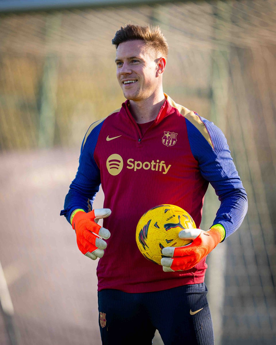 FCBarcelona_es's tweet photo. Cuando vuelves a pisar el césped 🌱 https://t.co/0NJq2wLxZX