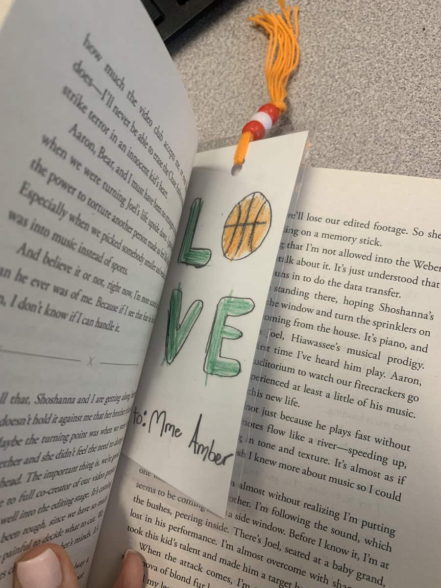 Some kiddos had the fabulous idea of making bookmarks this morning with Madames laminator, and surprised me with one of their creations 💓