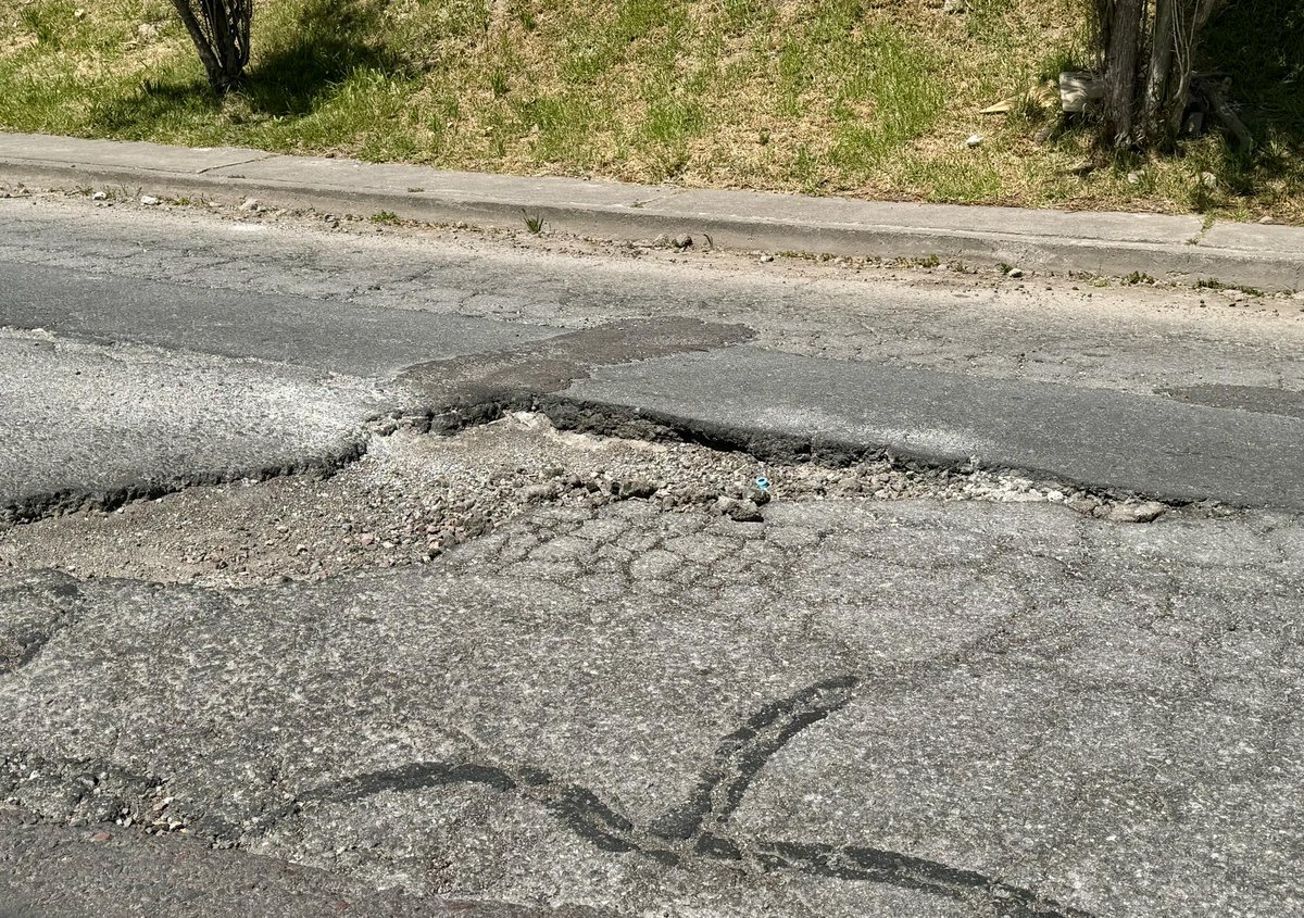 TumbacoI's tweet photo. #ATENCION 
En #Cumbayá , sector La Primavera vecinos denuncian el mal estado de la Av. Siena . Indican que han pedido atención por parte de la @zonaltumbaco sin recibir respuesta. Solicitan de manera urgente la #ayuda del @MunicipioQuito @pabelml , @ObrasQuito . https://t.co/vXdRjm9uB9