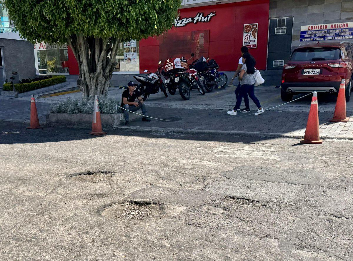 TumbacoI's tweet photo. #ATENCION 
En #Cumbayá , sector La Primavera vecinos denuncian el mal estado de la Av. Siena . Indican que han pedido atención por parte de la @zonaltumbaco sin recibir respuesta. Solicitan de manera urgente la #ayuda del @MunicipioQuito @pabelml , @ObrasQuito . https://t.co/vXdRjm9uB9