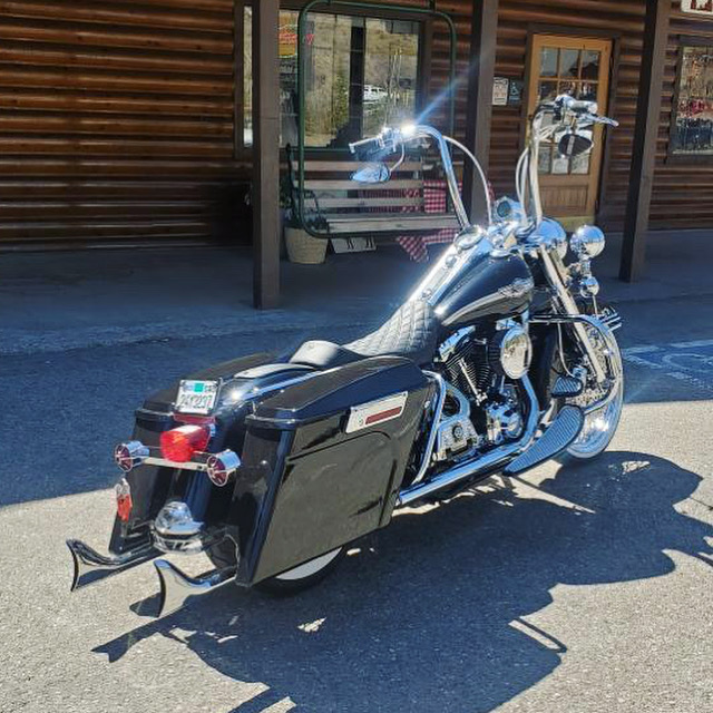 CuztomKraft's tweet photo. Badass parts for badass bikes
https://t.co/uhRcSwIwc0
#afterburnerlens #candypaint #lowrider #followme #harleydavidson #showoffmyharley #harley #roadking #vicla #firme #softaildeluxe #softail #roadkingcholo #lowridermagazine
#harleydavidsondoha #nation #cholostyle #streetglide https://t.co/vhucYUqTlx