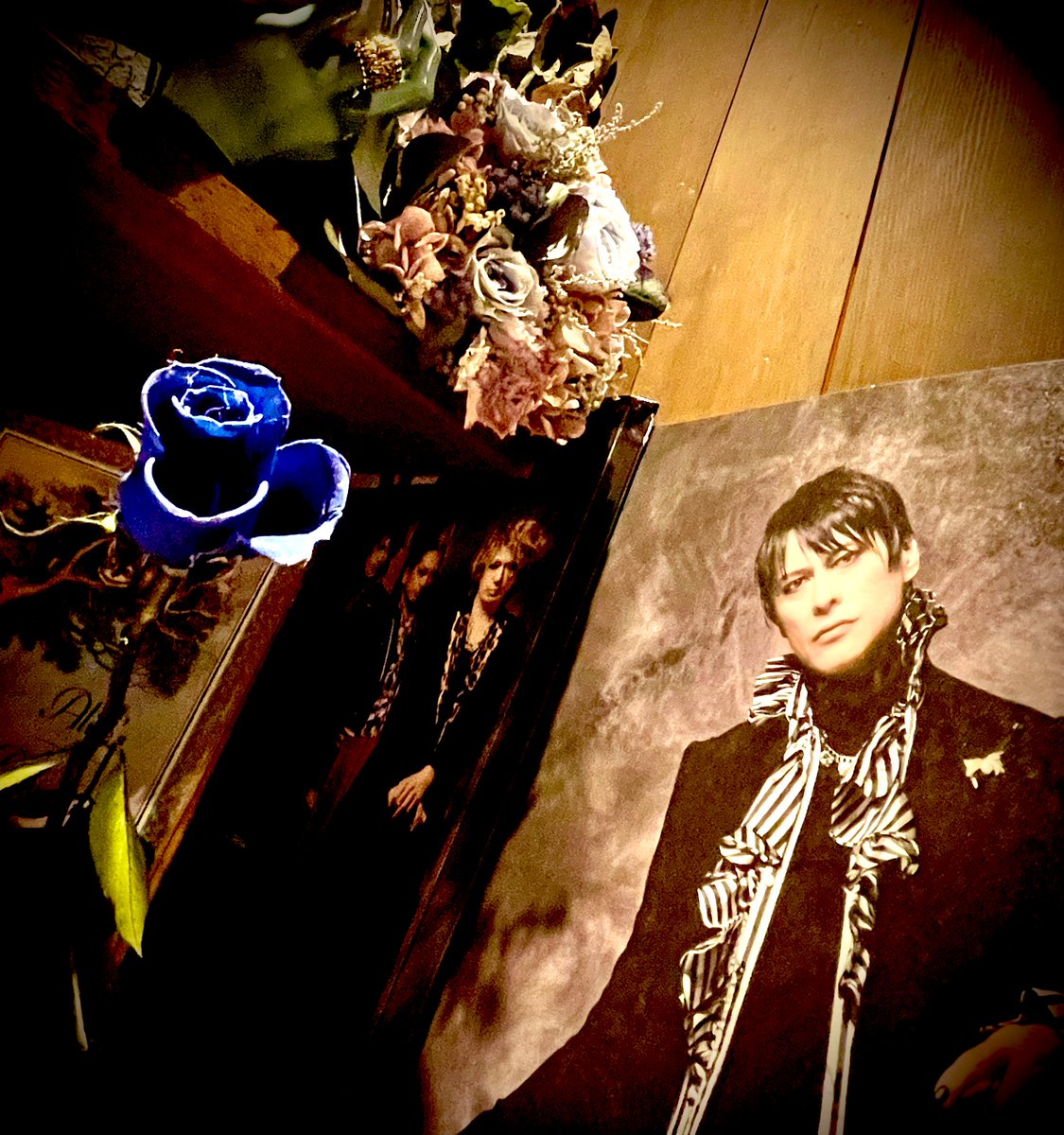 junkissakillers's tweet photo. 命をかけてバクチクを愛し6年前にご病気で他界した娘さんのご遺影とともに東北からキラーズにご来店くださったお母様。BUCK-TICKとの暖かい秘話と思い出話。ありがとうございました。沢山の素敵なエピソードの中で僕が感銘を受けたのは、ご病気の娘さんがメンバーのご好意で会場の控え室に招待された↓ https://t.co/XE87t8ICkS