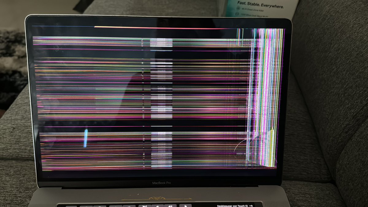 gothreevee's tweet photo. Después de siete años, mi laptop  se rindió https://t.co/NRaqLg1yaf