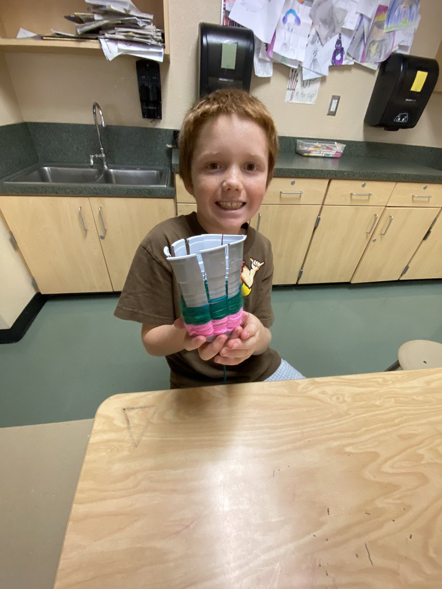 3rd grade is learning cup weaving! I love hearing them talk about how it relaxes them and how much they love this project ! ❤️👩‍🎨