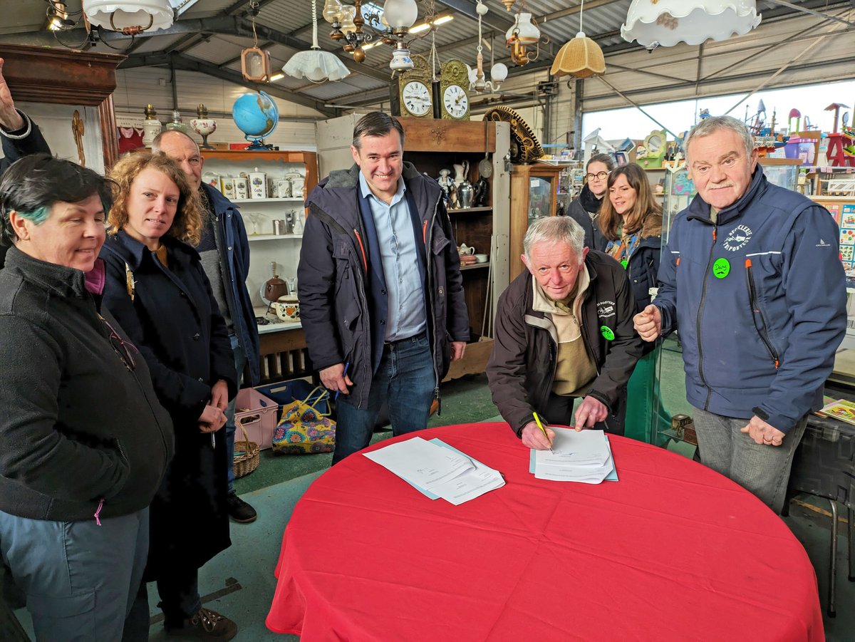 Une première convention à trois entre notre Communauté d'agglomération et les recycleries Tri Porteur et Ribine vient d'être signée, mardi. Parce que nous voulons tous allez plus loin sur le terrain du #réemploi. Main dans la main 👉ow.ly/Qw7O50QuOzV
