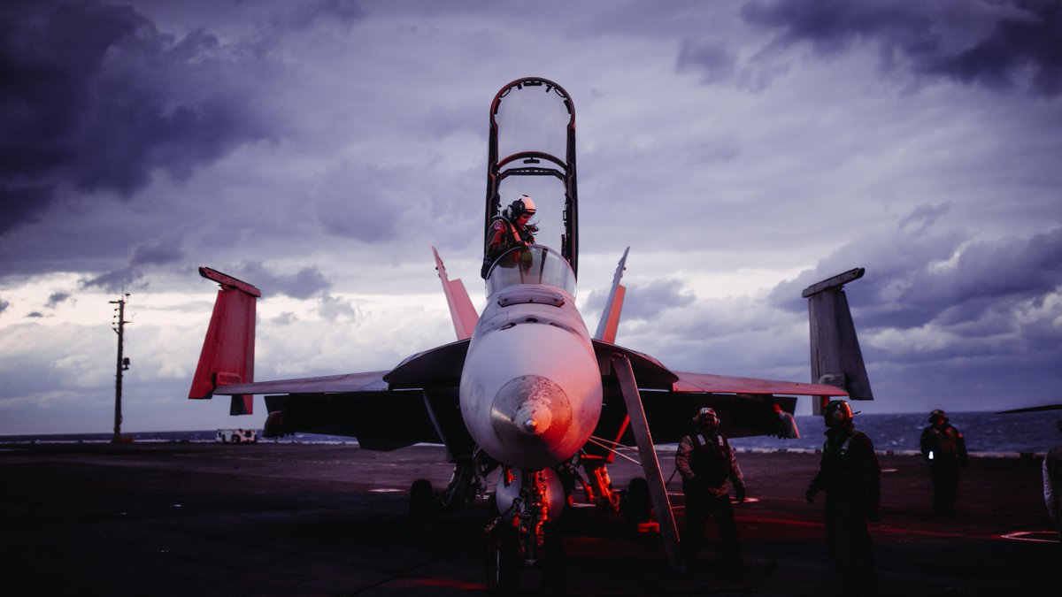 #USNavy pilots start their missions long before the aircraft departs. Things like maintenance ⚒️ mission planning 🗺️ and pre-flight checks 🔍 must take place before the plane even takes off 🛫

📸 MC3 August Clawson

#FlyingFriday | #VFA106 | #USSGW | #CVN73