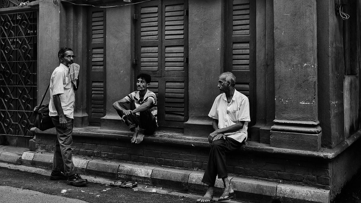 Static Evening...l
.
.
#cinematicfeels #moodyframes
#artclassified #phasesmag
#dreamermagazine #n8zine
#ig_cinemag #symbiosismag
 #streetsofindia
#streetphotography
#indianphotostory #kolkataphotography
#kolkatastreets #streetphotographyindia #storiesofindia
#lensculturestreets