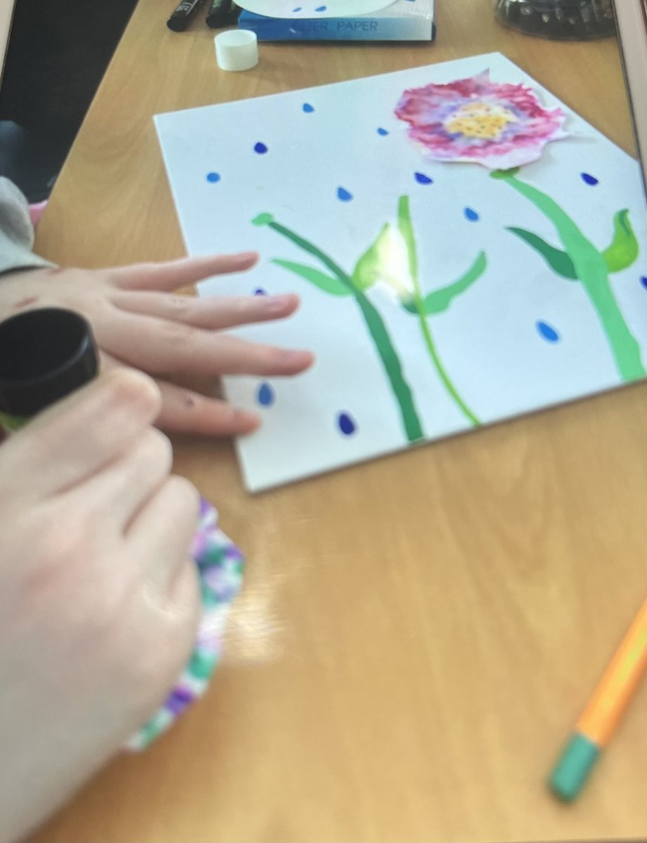 In Arts Award this afternoon, our young people used filter paper and acrylic pens to create images of flowers onto canvas.