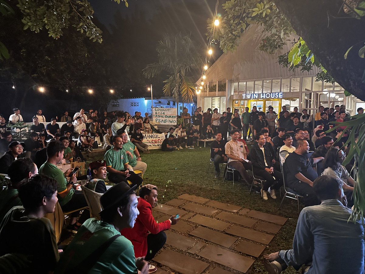 AnggaPutraF's tweet photo. Rame banget ini acaranya @Senimanber1. Jangan Gengsi Dukung Amin !!! https://t.co/v96W797XpO