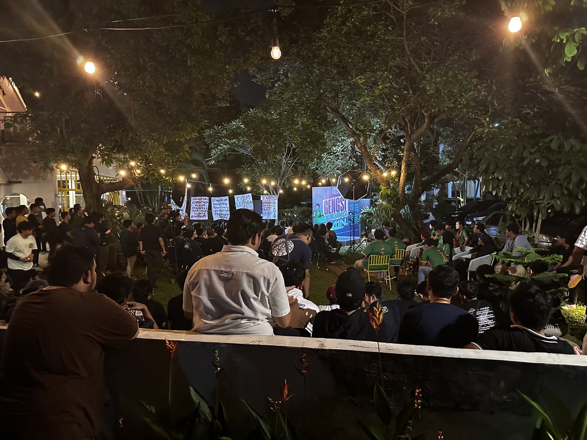 AnggaPutraF's tweet photo. Rame banget ini acaranya @Senimanber1. Jangan Gengsi Dukung Amin !!! https://t.co/v96W797XpO
