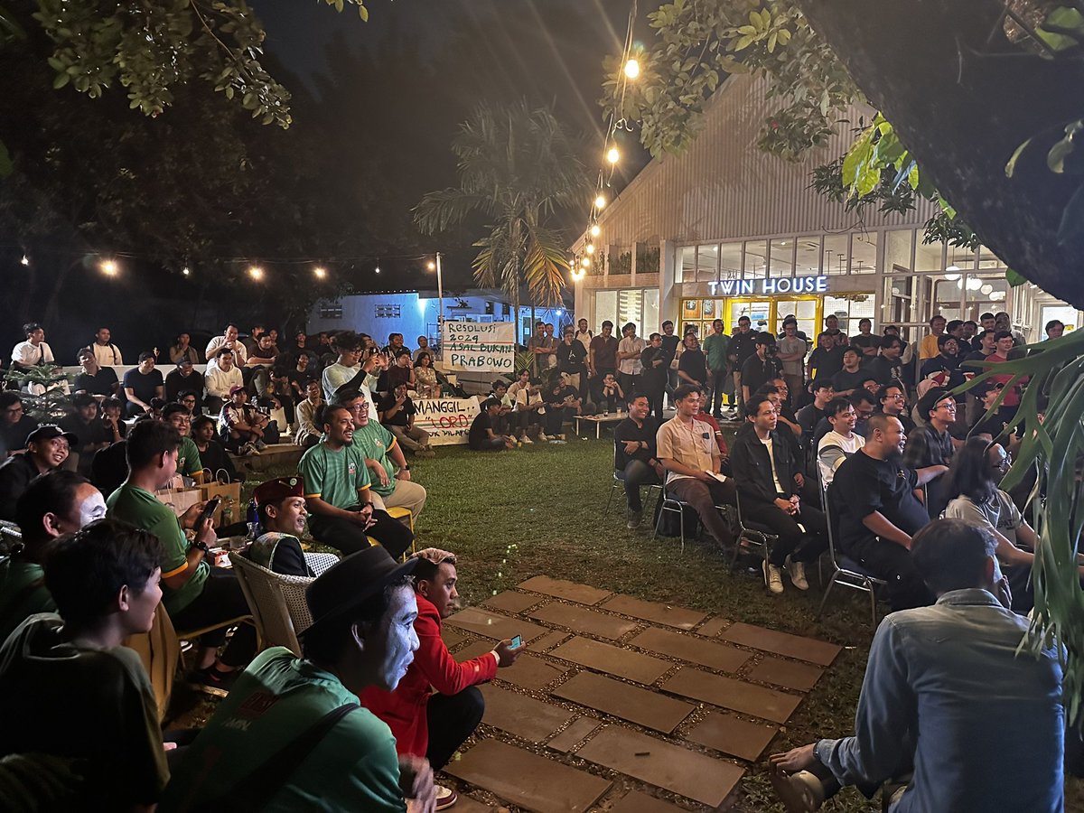 AnggaPutraF's tweet photo. Rame banget ini acaranya @Senimanber1. Jangan Gengsi Dukung Amin !!! https://t.co/v96W797XpO
