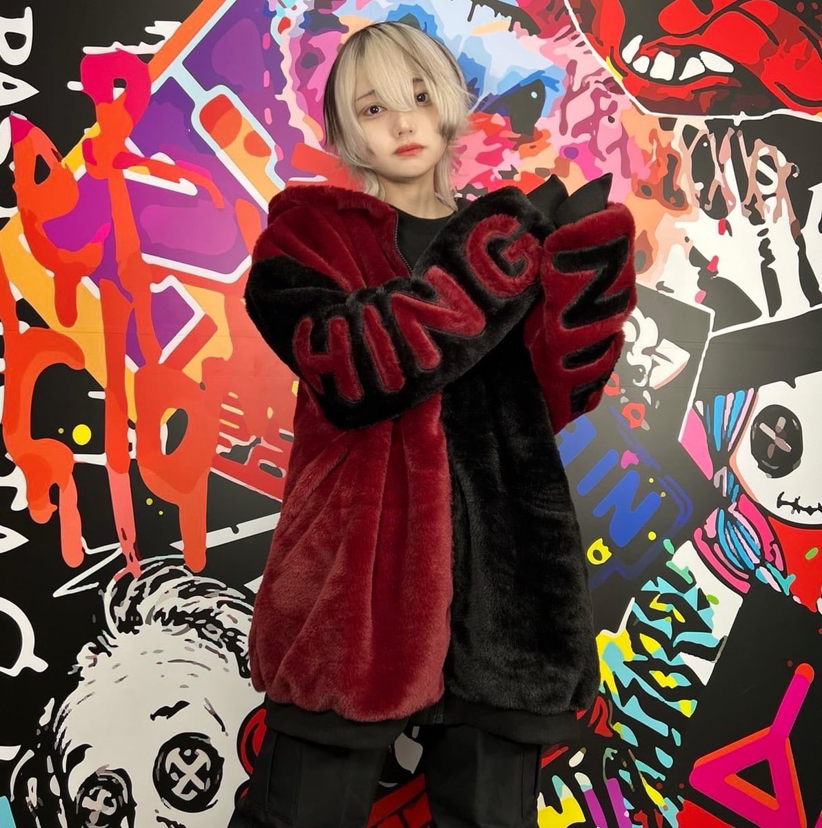 NieR_tokyo's tweet photo. 🎁本日〆切プレゼント企画🎁

超ふわもこBACK LOGO 
TWO-TONE ZIP OUTER【BLACK×RED】

🎁3名様にプレゼント🎁

ユニセックスアイテムです🐰

◼応募方法
フォロー(@NieR_tokyo) &amp; RT
◼締切〆  本日24時

※鍵垢の方も対象内です。

是非ご参加ください🙇‍♂️🙇‍♀️ https://t.co/CtJo1qNygn
