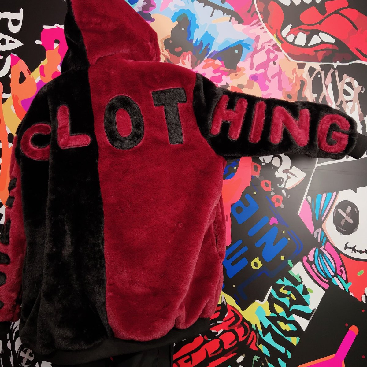 NieR_tokyo's tweet photo. 🎁本日〆切プレゼント企画🎁

超ふわもこBACK LOGO 
TWO-TONE ZIP OUTER【BLACK×RED】

🎁3名様にプレゼント🎁

ユニセックスアイテムです🐰

◼応募方法
フォロー(@NieR_tokyo) &amp; RT
◼締切〆  本日24時

※鍵垢の方も対象内です。

是非ご参加ください🙇‍♂️🙇‍♀️ https://t.co/CtJo1qNygn