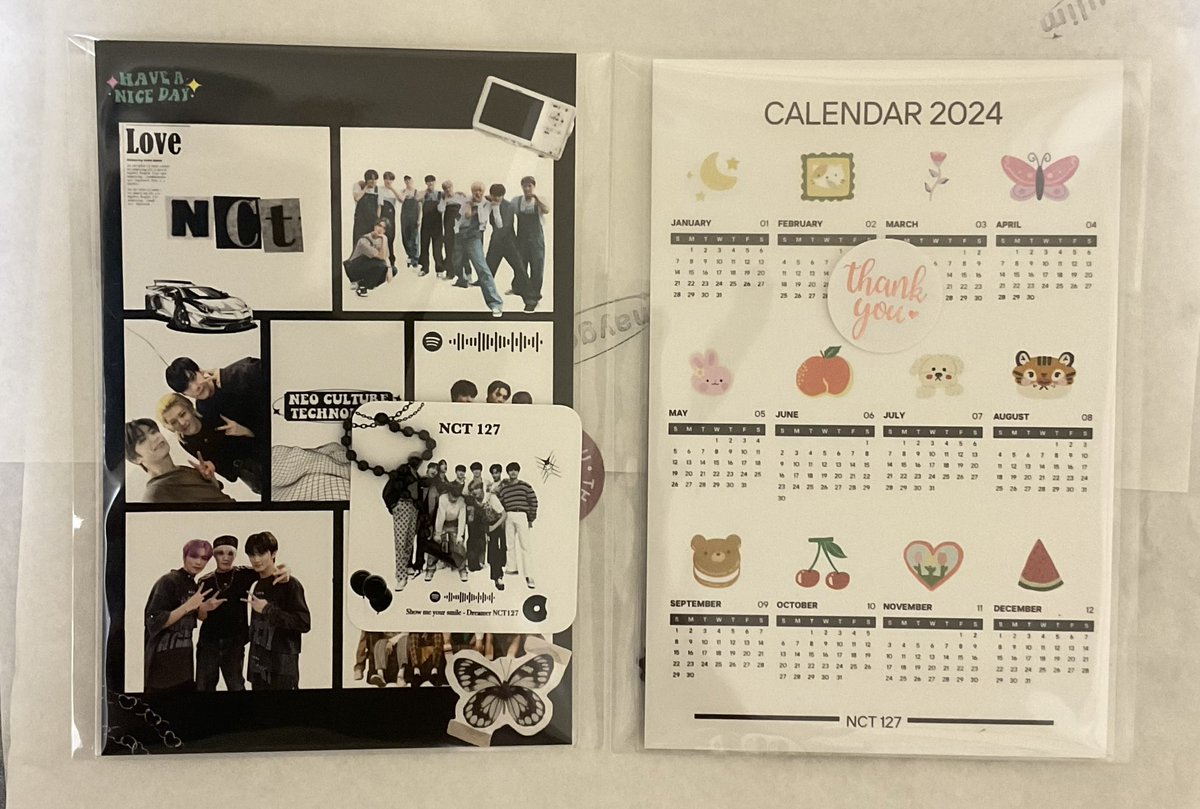 xxpd444's tweet photo. เค้ามีโปสการ์ดกับ key chain nct 127 มาแจกวันคอนค้าบ แค่วันที่ 27 น้าา 15 ชิ้นแรกจะได้ทั้งชุด post + keychain อีก 10 ชิ้น จะเป็นแค่ key chain นะคะ ใครเจอสามารถมารับได้น้า 💚✨#NCT127_NEOCITY_THE_UNITYinBKK #NCT127 #NCT127_NEOCITY_THE_UNITY https://t.co/zZPOXkxjNV