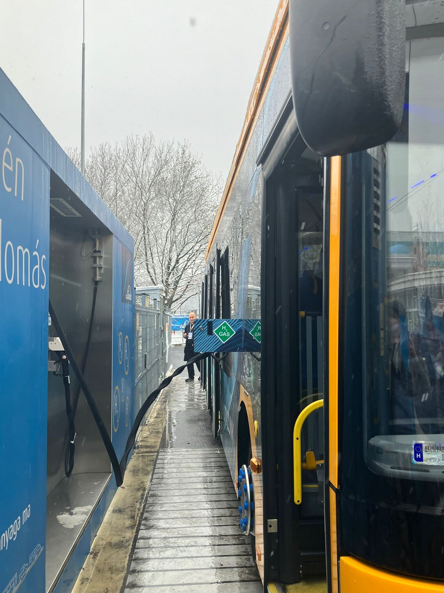 Fuelcellbus's tweet photo. Last week #JIVE/#JIVE2 coordinators @GlobalERM
participated at the #HydrogenOpen 2024 in #Budapest event, showcasing latest project results. Highlight: launch of Hungarian #H2BusRoadshow by #HUMDA, featuring #H2buses from #Solaris & #CaetanoBusinspired inspired on #JIVE2roadshow https://t.co/oPEAtXQyHH