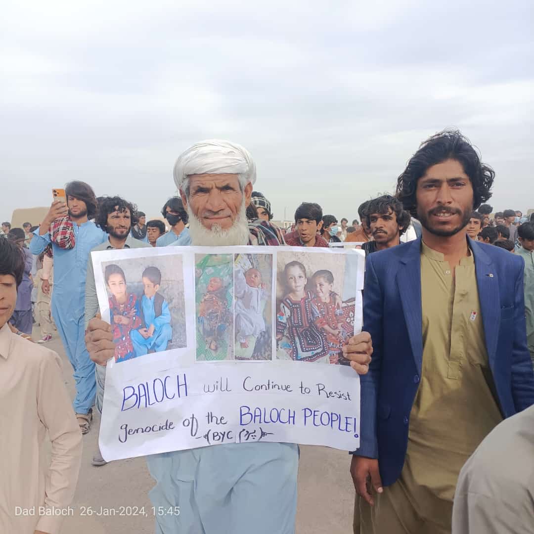 Sangat_Baloch_'s tweet photo. An old man with youth , women, and children from #Parom #Balochistan stands against #BalochGenocide https://t.co/D3KPV54Lwc